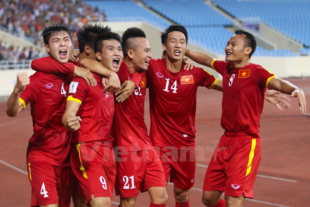 Lê Công Vinh (số 9) và đồng đội ăn mừng bàn thắng vào lưới Iraq trong trận hòa 1-1 của tuyển Việt Nam hôm 8/10/2015 tại vòng loại thứ hai World Cup 2018 khu vực châu Á. Đây được xem như một trong những trận cầu ấn tượng nhất của huấn luyện viên Toshiya Miura với bóng đá Việt Nam. 