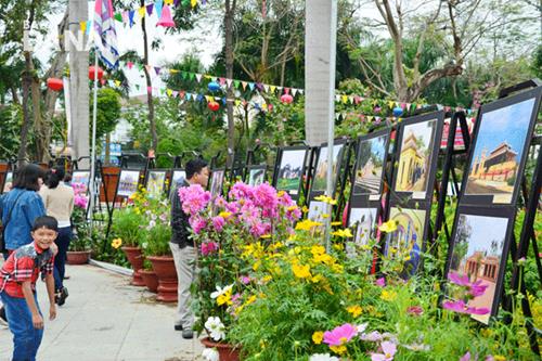  Admiring photographs at an exhibition