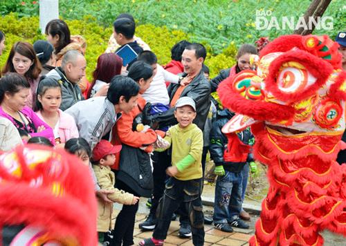  A crowd of local residents and children enjoying the show