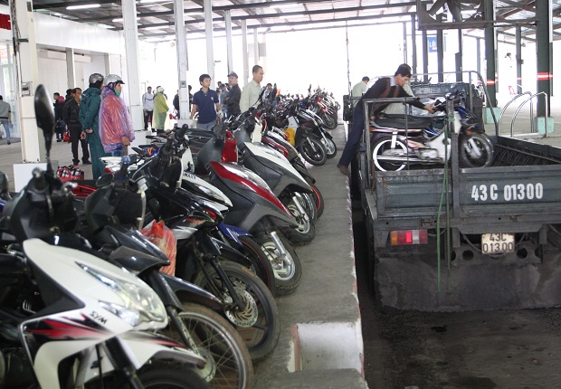 :    Nhân lực và phương tiện vận chuyển được tăng cường để chở xe máy của hành khách qua hầm Hải Vân nhanh chóng, an toàn.