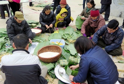 People gather to make Banh Chung