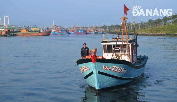 Tàu ĐNa 77096 của ông Nguyễn Văn Lại vào cầu cảng neo đậu để lấy đá