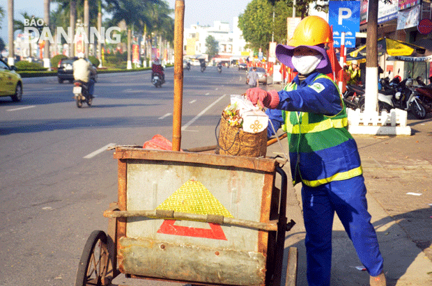 Công nhân thu gom rác tại đường Điện Biên Phủ vào sáng mồng 4 Tết