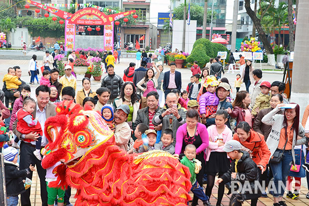 Đông đảo người dân và du khách tham quan, vui chơi tại Công viên 29-3.                        Ảnh: MINH TRÍ