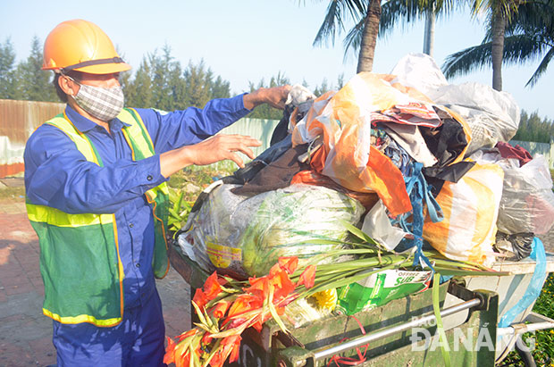 Công nhân Công ty CP Môi trường đô thị Đà Nẵng nỗ lực thu gom rác trong Tết Bính Thân.