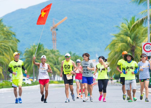 Vận động viên cao tuổi nhất (61 tuổi) Bảo Hòa (thứ ba, trái sang) trong cuộc thi Marathon quốc tế Đà Nẵng 2015.      (Ảnh do nhân vật cung cấp)