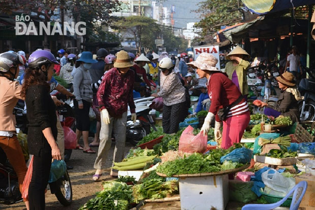 7 giờ ngày mồng 5, chợ Hòa Khánh đã tấp nập cảnh mua bán.