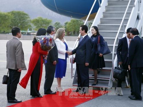 Prime Minister Nguyen Tan Dung arrives at the Palm Spring airport (Source: VNA)