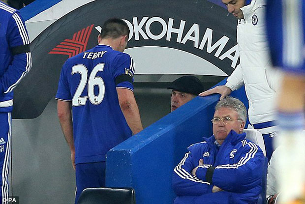 Sự vắng mặt của John Terry (số áo 26) có thể khiến Guus Hiddink (ngồi) gặp nhiều khó khăn trước một PSG đang ở đỉnh cao.   Ảnh: Dailymail