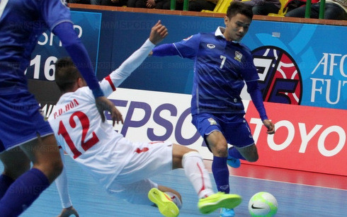 ĐT Futsal Việt Nam (áo trắng) không thể làm nên bất ngờ trước Thái Lan (Ảnh: Smm sport). 