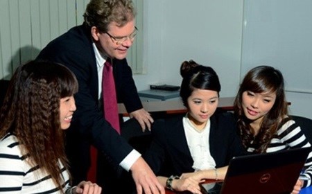 Foreigners with bachelor's degrees and at least three years of experience working in their respective fields are no longer required to obtain work permits in Viet Nam. (Photo: vneconomy.vn)