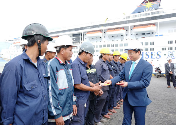 Bí thư Thành ủy Đà Nẵng Nguyễn Xuân Anh lì xì đầu xuân cho công nhân Cảng Tiên Sa Đà Nẵng. 