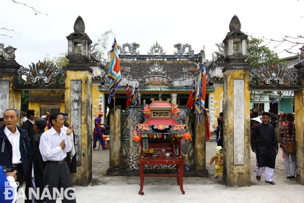 Trước ngày khai hội chính thức, chiều mùng 9 tháng Giêng , người dân trong làng đã làm Lễ rước Sắc phong vua ban từ nhà thờ phái nhì tộc Đặng về đến đình làng Túy Loan.