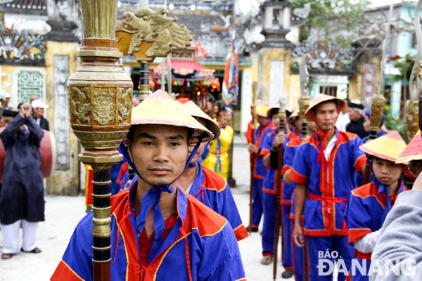 Trong khi đó, thanh niên trai tráng thì hóa trang thành lính lệ, uy nghiêm bảo vệ đám rước.