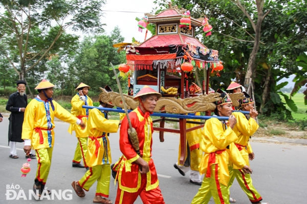 Rước sắc được đặt trang nghiêm trên kiệu do 4 người khiêng, chung quanh phủ vải đỏ vàng, có lọng che, đi theo có 9 lá cờ, 1 lá vuông và 8 lá chéo. Ban nhạc bát âm và chiêng trống đi kèm.