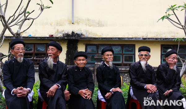 Lễ hội là dịp để các bậc cao niên trong làng cùng hàn huyên, ôn lại những câu chuyện xưa tưởng chừng đã quên lãng.