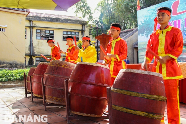 Sáng mùng 10 tháng Giêng âm lịch, tiếng trống giục vang lên liên hồi  báo hiệu hội làng chính thức được diễn ra.