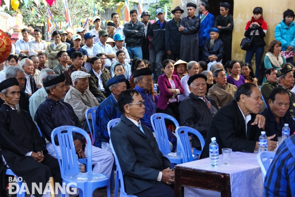 Đông đảo người dân theo dõi lễ hội.