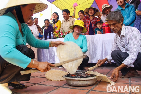 Thi nướng bánh tráng trong khuôn viên sân đình.