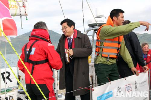   The Director of the Department of Foreign Affairs, Mr Lam Quang Minh, welcoming the Derry-Londonderry-Doire team at buoy No 0