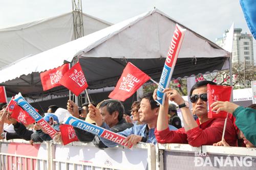  Local residents and visitors waiting for the winners at the port