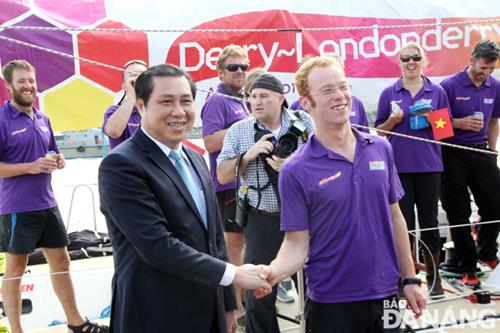  People's Committee Chairman Huynh Duc Tho greets skipper Daniel Smith