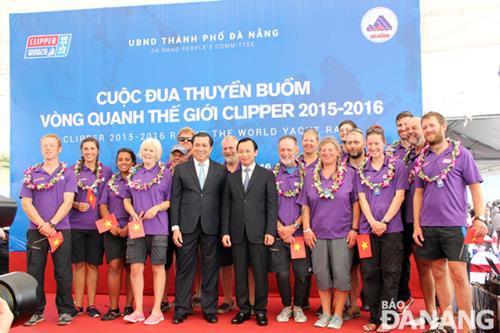  Municipal Party Committee Secretary Nguyen Xuan Anh (centre right) and Chairman Tho (centre left) with the yacht’s crew