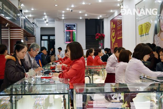 đến cuối giờ chiều ngày 17-2, tại Tập đoàn Vàng bạc đá quý DOJI – Chi nhánh Đà Nẵng vẫn còn rất nhiều người dân đến mua vàng cầu may