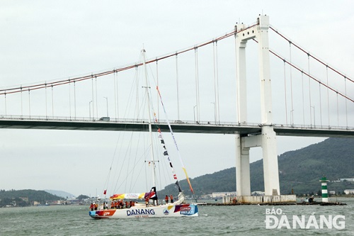 The yacht near the Thuan Phuoc Bridge in Hai Chau District 