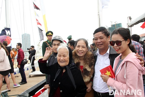 An’s family members welcoming him and his team at the port 