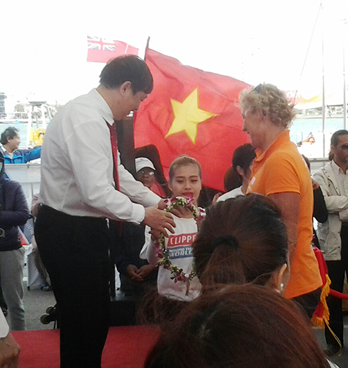 Skipper Wendy Tuck being welcomed by People’s Committee Vice Chairman Dang Viet Dung