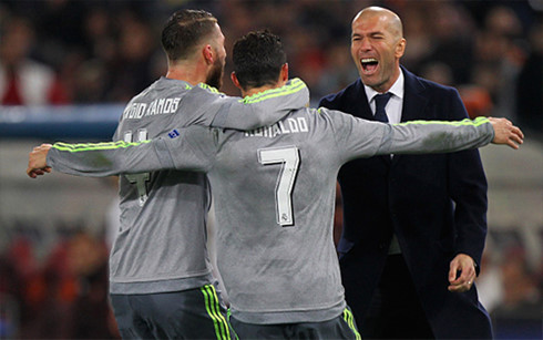 Niềm vui của thầy trò HLV Zidane (Ảnh: Getty).