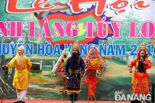 A Phuc–Loc–Tho (happiness, prosperity, longevity) classical performance