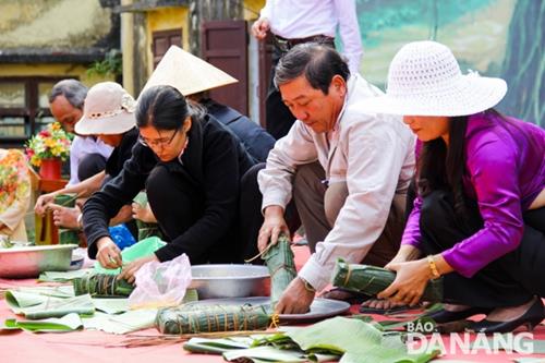 Local residents wrapping banh tet (round glutinous rice cakes)