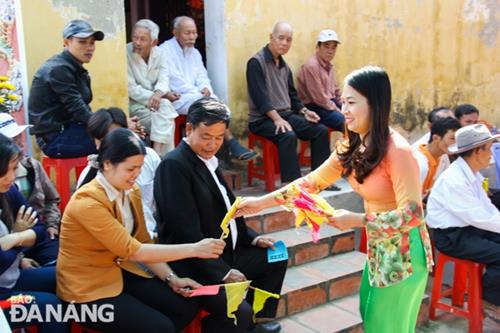 Residents participating in bai choi (singing while acting as playing cards)