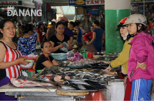 Các chuyến tàu ra quân đầu năm chưa về nên lượng cá biển tươi tại các chợ không nhiều và đắt đỏ.                                              Ảnh: DUYÊN ANH