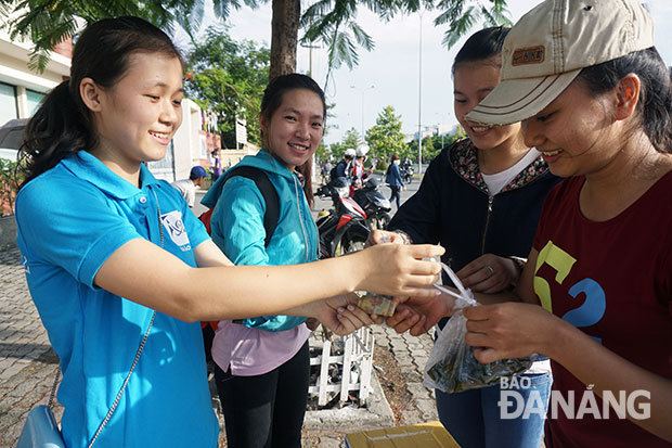 Đoàn Thanh niên và Hội LHTN cần tổ chức các CLB, đội, nhóm theo sở thích trên địa bàn để đáp ứng đúng mong muốn của thanh niên hơn. TRONG ẢNH: CLB Áo xanh bán bánh bột lọc để gây quỹ từ thiện.