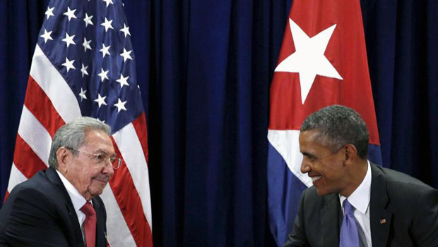 Tổng thống Mỹ Barack Obama gặp gỡ Chủ tịch Cuba Raul Castro (trái) tại New York vào năm ngoái.                             Ảnh: Reuters