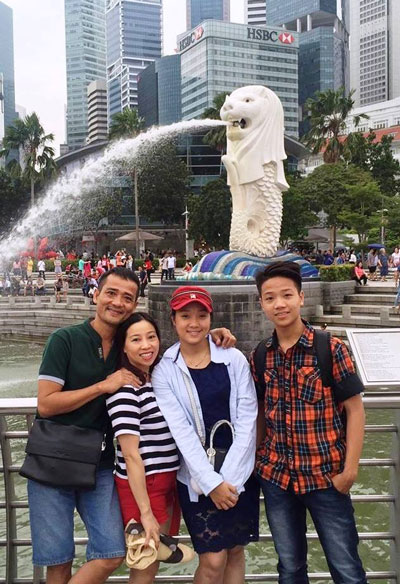Gia đình anh Đoàn Thanh Bình bên tượng Merlion, biểu tượng của đảo quốc Singapore. (Ảnh do nhân vật cung cấp)