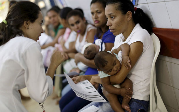 Các bà mẹ Brazil bồng con chờ khám bệnh bị đầu nhỏ do mắc virus Zika.