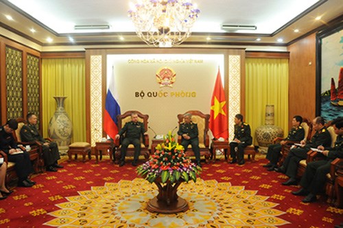 Deputy Defence Minister Nguyen Chi Vinh and Kshimovskiy Alexander at the reception (Source: http://www.mod.gov.vn)