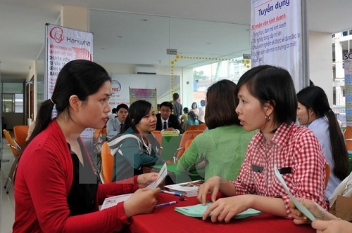 A job interview at a job fair in Viet Nam (Photo: VNA)