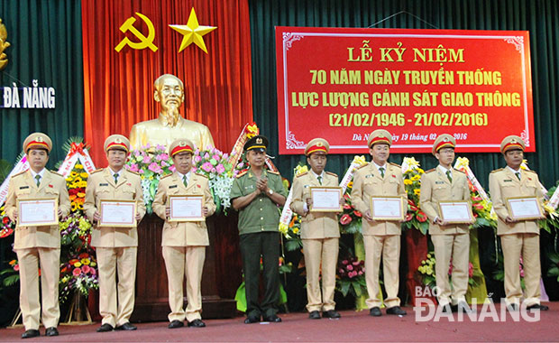 Đại tá Lê Thanh Hải, Phó Giám đốc Công an thành phố, trao tặng giấy khen của Giám đốc Công an thành phố cho 7 tập thể xuất sắc. 