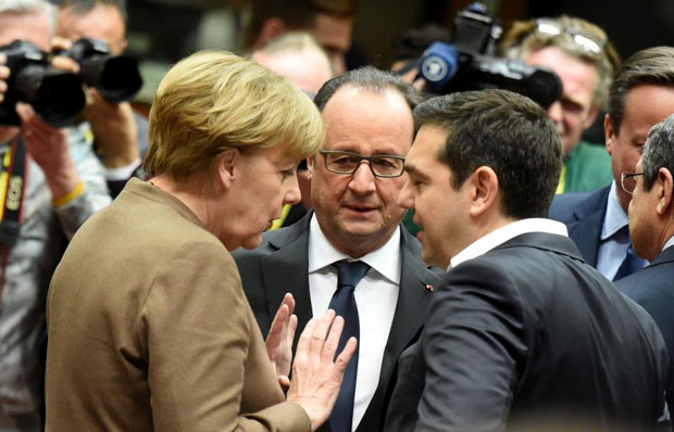 Thủ tướng Đức Angela Merkel (trái) gặp gỡ Tổng thống Pháp Francois Hollande (giữa) và Thủ tướng Hy Lạp Alexis Tsipras tại Hội nghị thượng đỉnh Brussels, Bỉ. Hy Lạp cho rằng, đóng cửa biên giới Balkan sẽ khơi mào cho cuộc khủng hoảng nhân đạo lớn ở nước này và không ngăn được dòng người nhập cư. 					            Ảnh: AP