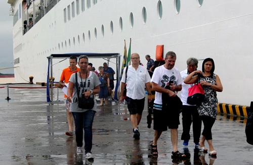 Cruise ship passengers arriving