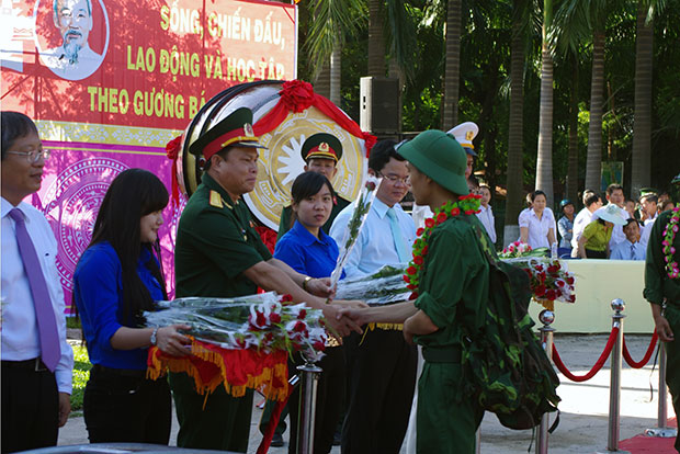 Đại tá Nguyễn Thanh Hoàng, Chính ủy Bộ Chỉ huy Quân sự thành phố Đà Nẵng, động viên thanh niên quận Thanh Khê lên đường nhập ngũ.