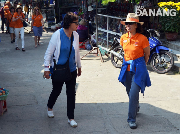 : Những thành viên đầu tiên của đội đặt chân đến Ngũ Hành Sơn, những chiếc áo màu cam nổi bật có in chữ Đà Nẵng-Việt Nam ở phía sau khiến rất đông du khách chú ý.