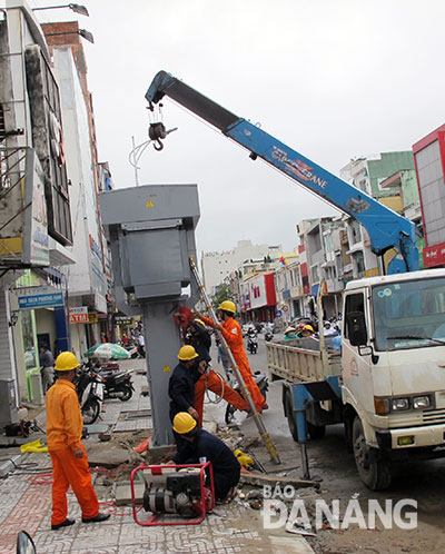 Việc xây dựng hệ thống cáp ngầm trên đường Lê Duẩn góp phần giải quyết dứt điểm tình trạng treo cáp gây mất mỹ quan đường phố. 