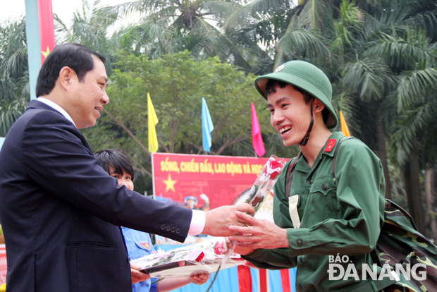 Phó Bí thư Thành ủy, Chủ tịch UBND thành phố Huỳnh Đức Thơ tặng hoa các tân binh quận Thanh Khê.