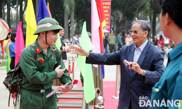 Ông nội dặn dò và chúc cháu trai lên đường mạnh khỏe, hoàn thành tốt nhiệm vụ của người chiến sĩ Quân đội nhân dân.